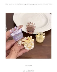 Détail macro de mini pinces à cheveux en acétate en forme de cerf aux motifs marbrés