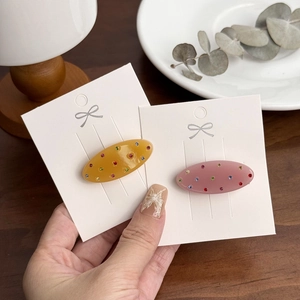 Mini pinces à cheveux en acétate colorées avec strass sur carte de présentation