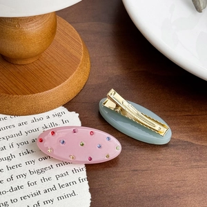 Barrettes à cheveux ovales en acétate coloré avec strass et pince crocodile en métal