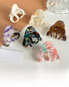 Détail de six pinces à cheveux en acétate aux textures marbrées et florales élégantes