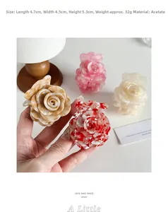 Detail der Rosen-Haarklammer aus Acetat mit Größenangabe von 4,7 cm x 4,5 cm
