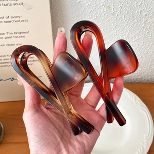 Minimalist large tortoise shell hair claws in amber and dark brown resin finish