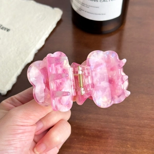 Haarklammer aus rosa marmoriertem Acetat mit 3D-Rosen-Design für elegante Frisuren