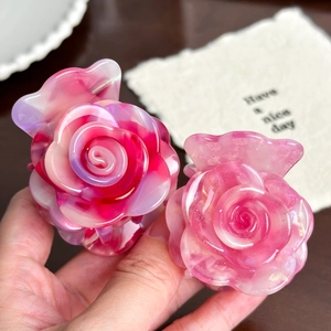 Zweiteiliges Set aus Rosen-Haarklammern mit rosa Farbverlauf und Glitzer-Blumendesign