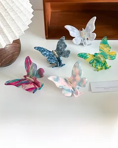 Detailansicht großer Haarklammern aus Acetat mit bunten Schmetterlings-Marmortexturen