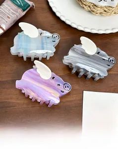 Détail de pinces à cheveux en acétate petit cochon avec texture marbrée élégante