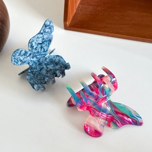 Elegante Schmetterlings-Haarklammern aus Acetat in Blau und bunten Marmor-Texturen