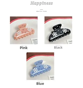 Détail de pinces à cheveux flocon en rose, noir et bleu avec strass étincelants