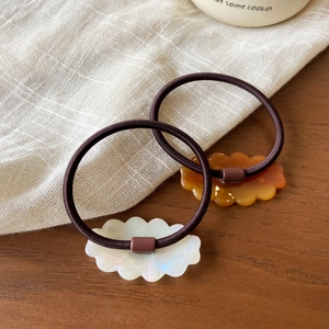Chic cloud-shaped resin hair ties in pearl white and amber with high elastic bands