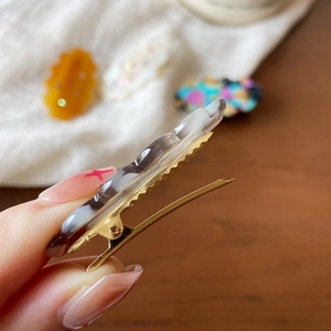 Elegant gold alloy hair clip with colorful marble pattern resin inlay and secure grip