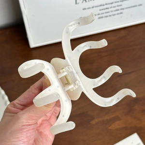 Elegant creamy white wavy hair claw clip for women's daily bun hairstyle styling accessory