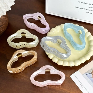 Pince Crabe de Nuage de Couleur Bonbon pour Femmes Pince à Requin Évidée Barrette à Cheveux en Résine d'Acétate Moyenne Accessoires de Cheveux de Mode