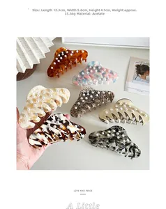 Acetate hair claw clip with pearls measuring 12.3x5.6cm and weighing 35.56g