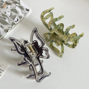 Set di due eleganti fermagli per capelli a farfalla in grigio traslucido e verde marmo