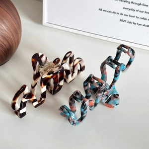 Molle per capelli in acetato spessore 4 mm con design ondulato e motivi marmorei