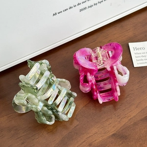 Set di due eleganti pinze per capelli in acetato marmorizzato rosa e verde a cuore