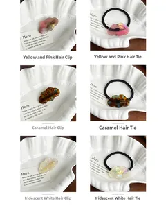 Dettaglio di accessori per capelli in acetato a nuvola, colori caramello e perla
