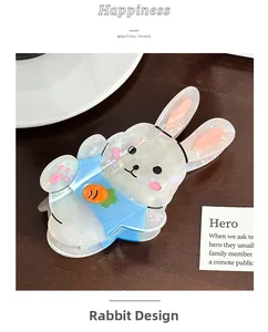 Détail d'une pince à cheveux lapin en acétate avec motif carotte et fini nacré