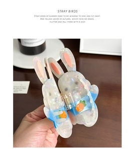 Détail de la pince à cheveux lapin en acétate avec motif carotte et fini perlé