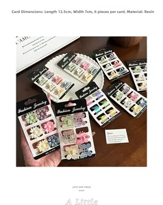 Détails macro d'un lot de mini pinces à cheveux en résine colorée sur carte