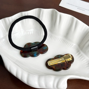 Set elastico per capelli a nuvola in acetato e fermaglio dorato in tartaruga scura