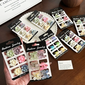 Mini pinces à cheveux irisées en forme de papillon et de fleur sur carte cadeau