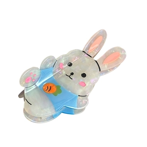 Pince à cheveux lapin mignon en acétate nacré avec gilet bleu et motif de carotte