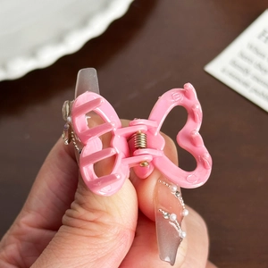 Mini pince à cheveux rose avec papillon et cœur pour coiffure élégante de femme