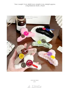 Détails de la pince à cheveux en peluche de 11x6cm avec décoration de bouton chic
