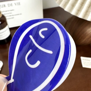 Molletta per capelli in acrilico blu con motivo sorriso bianco per acconciature