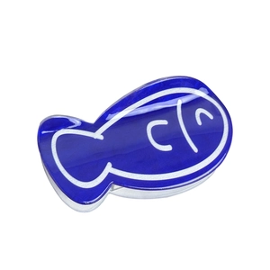 Graziosa pinza per capelli in acrilico blu scuro a forma di pesce con finitura lucida