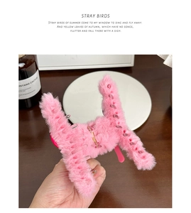 Gros plan sur la pince à cheveux en peluche rose avec fausse fourrure et ressort solide