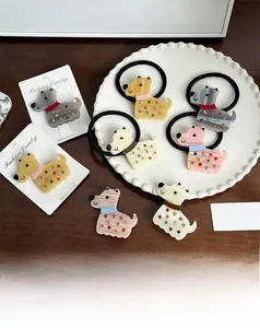 Vue détaillée des accessoires cheveux chien en acétate avec strass colorés sur plateau