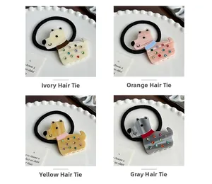 Vue détaillée de quatre chouchous pour chiens colorés avec strass brillants et acrylique