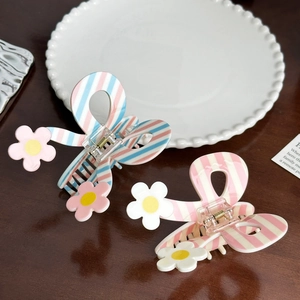 Pinces à cheveux papillon chics avec motifs rayés et fleurs pour une coiffure élégante
