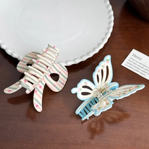 Pinces à cheveux papillon à fleurs avec motifs fraises et cœurs sur bois