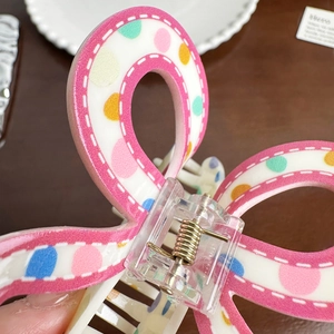 Pince à cheveux rose à pois avec couture blanche décorative et ressort doré robuste