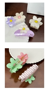 Detailansicht der Acetat-Gänseblümchen-Haarklammern mit Blumenstruktur und Schriftzug