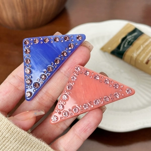 Barrettes triangle en acétate épais avec cristaux en bleu marine et rose