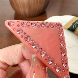 Pince à cheveux triangle en acétate marbré rose ornée de strass étincelants