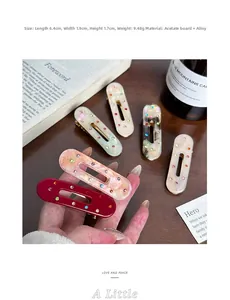 Dettaglio della molletta in acetato con strass che mostra dimensioni di 6,4 cm