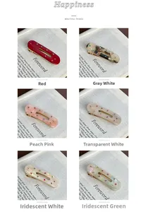 Dettaglio di fermagli per capelli ovali con strass colorati in diversi colori