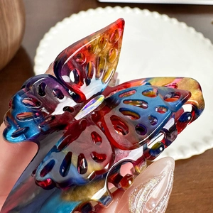 Pince à cheveux papillon élégante avec texture marbrée colorée et cristal iridescent