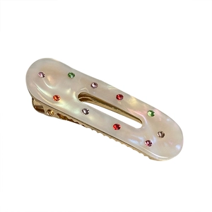 Fermaglio ovale perlato con cristalli colorati e base a becco d'anatra in metallo dorato