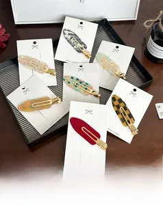 Lot détaillé de sept barrettes en résine d'acétate aux divers motifs rétro