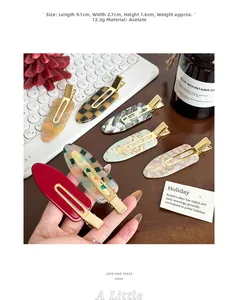 Détail de grandes pinces à cheveux en acétate mesurant 9,1x2,7 cm en divers motifs