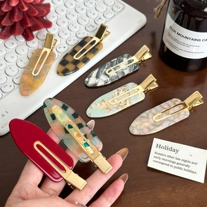 Lot de 7 grandes barrettes en acétate aux motifs vintage à carreaux et marbre avec métal doré