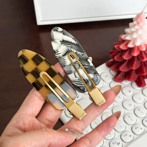 Barrettes à cheveux XL en acétate avec motifs à carreaux rétro et ondulations