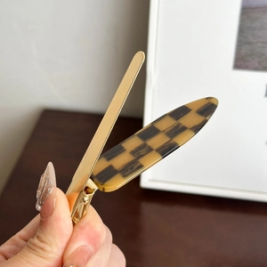 Barrette à cheveux oversize en acétate doré avec motif damier marron classique