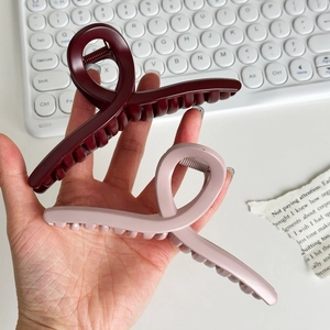 Large resin hair claw clips in burgundy and light pink, ideal for thick hair styling